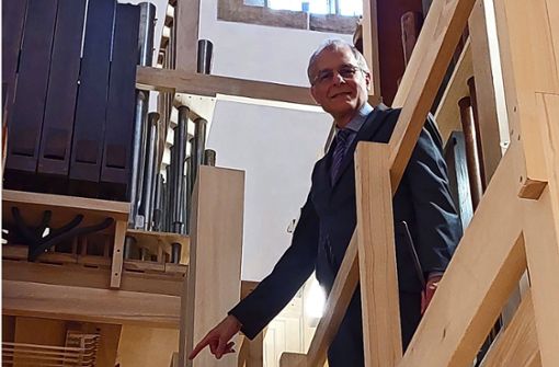 Bezirkskantor Hansjörg Fröschle – hier im Inneren der Orgel – ist dankbar, dass durch Fundraising so viel auf die Beine gestellt werden konnte. Foto: privat/