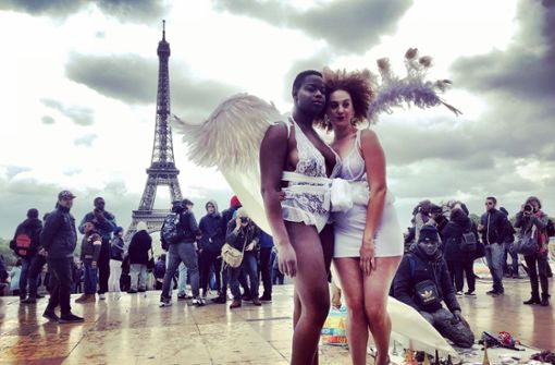 Zwei Übergröße-Models protestieren vor dem Pariser Eiffelturm gegen die Schönheitskonventionen. Foto: Knut Krohn