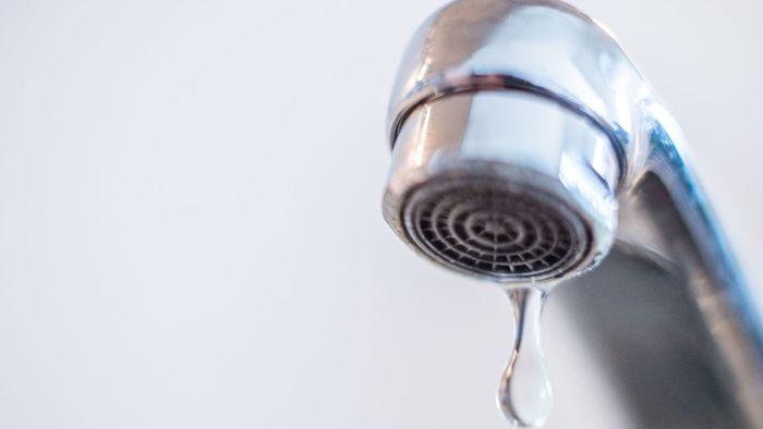 Tausende müssen wegen Bakterien ihr Trinkwasser abkochen