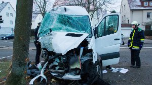 In Ludwigsburg ist ein Mann mit einem Kleintransporter an den Randstein einer Straße gekommen und dann gegen einen Baum gefahren. Bei dem Unfall wird der Beifahrer lebensgefährlich verletzt. Foto: www.7aktuell.de