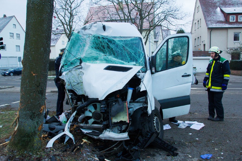 In Ludwigsburg ist ein Mann mit einem Kleintransporter an den Randstein einer Straße gekommen und dann gegen einen Baum gefahren. Bei dem Unfall wird der Beifahrer lebensgefährlich verletzt.