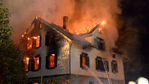 Ein leerstehendes Gebäude, in dem Asylbewerber unterkommen sollten, steht am 24. August 2015 in Weissach im Tal voll in Flammen. Foto: dpa
