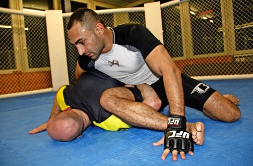 Auch am  Boden wird gekämpft: Mit  Bein und  Hüfte hebelt Alan  Omer den Arm seines  Sparringspartners Dominik Artukovic. Foto: Chris Lederer