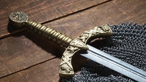 Ein mittelalterliches Schwert wie dieses - aber aus Gummi - gehört wohl zur Arbeitskleidung auf dem Esslinger Mittelalter- und Weihnachtsmarkt (Symbolbild). Foto: Shutterstock/sergey856