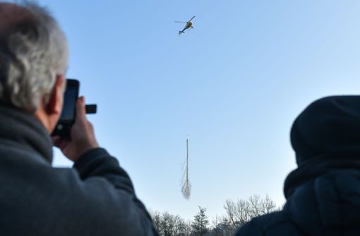 Ein Baum geht in die Luft: Fällarbeiten per Helikopter im Feuerbacher Tal. Foto: Lichtgut/Max Kovalenko