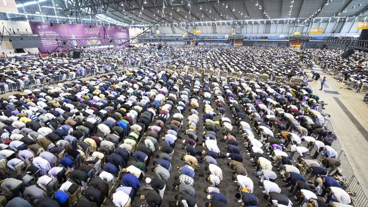 Ahmadiyya-Treffen in der Messe Stuttgart: Frauen und Männer beten in eigenen Hallen