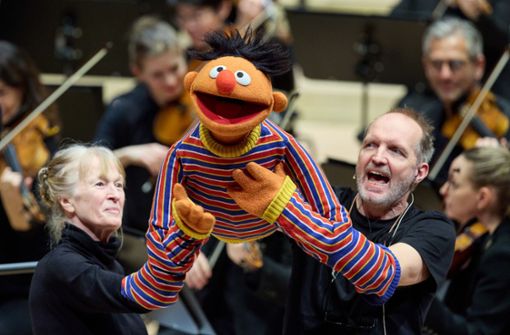 Ernie und Bert sorgten für gute Stimmung in der Elbphilharmonie. Foto: dpa/Georg Wendt