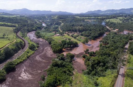 Eine Luftaufnahme zeigt die Schlammlawine nach einem Dammbruch bei der Gemeinde Brumadinho. Foto: dpa/Bruno Correia