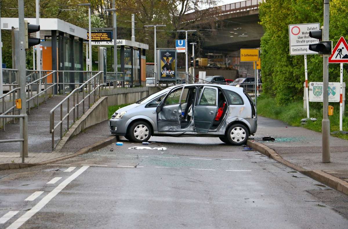 Der Opel überschlug sich bei dem Unfall in Feuerbach. Foto: KS-Images.de / Karsten Schmalz/Karsten Schmalz