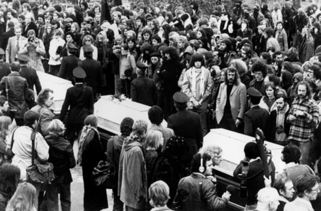 Am 27. Oktober 1977 werden in Stuttgart drei tote Terroristen beerdigt. Manfred Rommel hat die Erlaubnis gegeben.