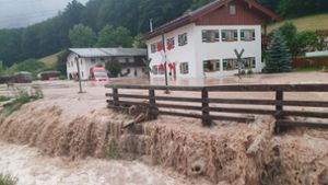 Der Landkreis Berchtesgadener Land hat nach starkem Regen wegen Hochwassers den Katastrophenfall ausgerufen. Foto: dpa/Kilian Pfeiffer