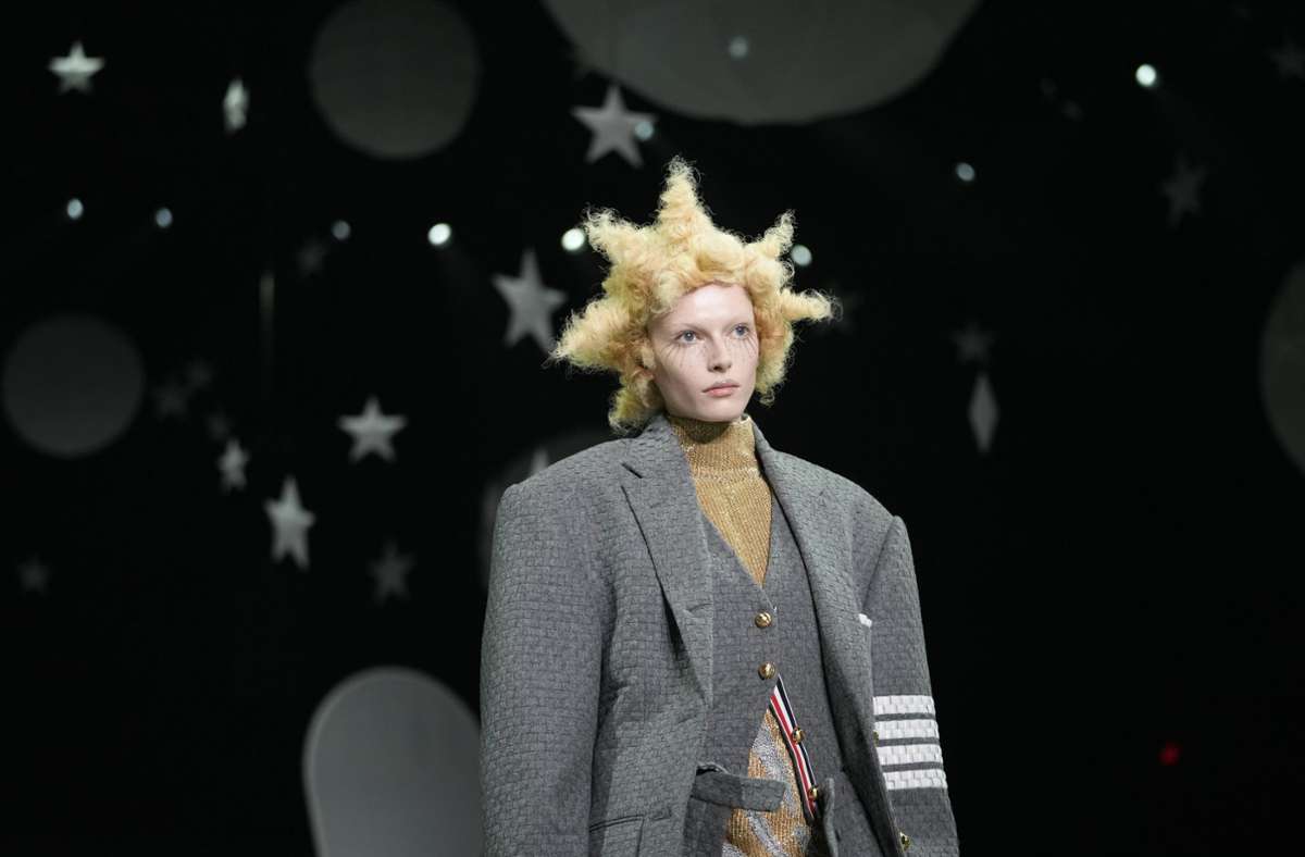 Echte Hingucker: Die Kollektion von Thom Browne präsentiert spektakuläre Outfits – und zieht Promis an. Foto: dpa/Mary Altaffer