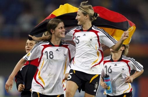 Abwehrspielerin Sonja Fuss (rechts) vom FCR Duisburg ist bei der Frauenfußball-WM nicht dabei. Foto: EPA