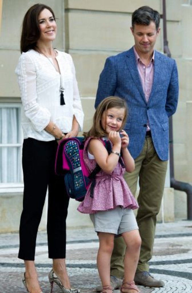 Erster Schultag: Bevor es für Prinzessin Isabella ins Klassenzimmer ging, präsentierte sie sich zusammen mit ihren Eltern Frederik und Mary den Fotografen.
