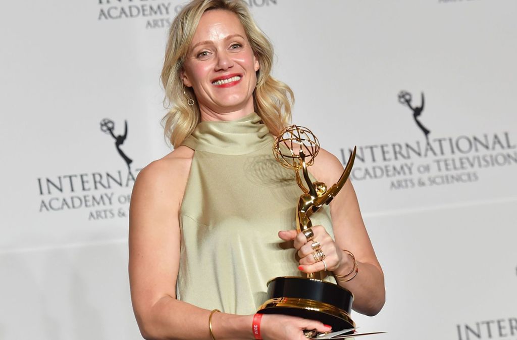 Die glückliche Anna Schudt hält ihren International Emmy Award als beste Schauspielerin in Händen.