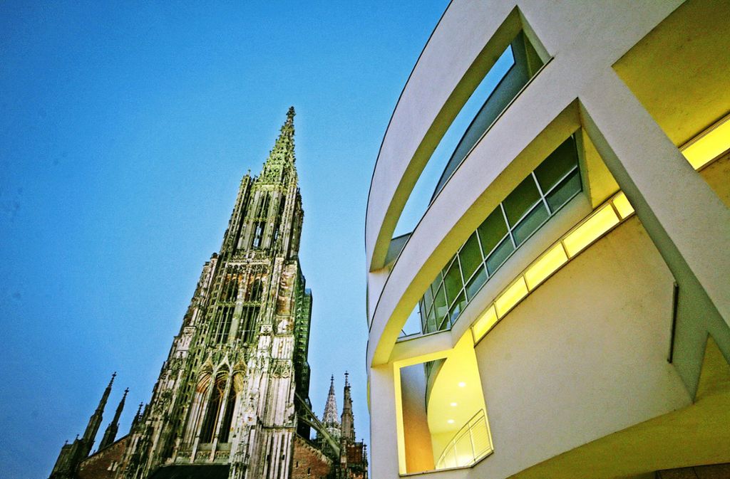 Dass das Ulmer Münster  schützenswert ist, darauf können sich die meisten Leute einigen. Bei modernen Gebäuden  scheiden sich aber oft die Geister – zumal, wenn sie nicht so spektakulär aussehen wie das Stadthaus neben dem Münster. Foto: Ulm/Neu-Ulm Touristik