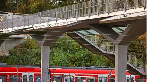 Die neue Fußgängerbrücke am Backnanger Bahnhof steht. Foto: Gottfried Stoppel