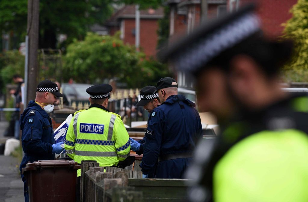 Britische Polizisten bei Ermittlungen in Manchester nach dem Attentat.