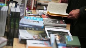 Im Kampf gegen die Konkurrenz setzt die Buchbranche auf kleinere Flächen, kompetente Beratung und Veranstaltungen wie Räuchern. Foto: dpa