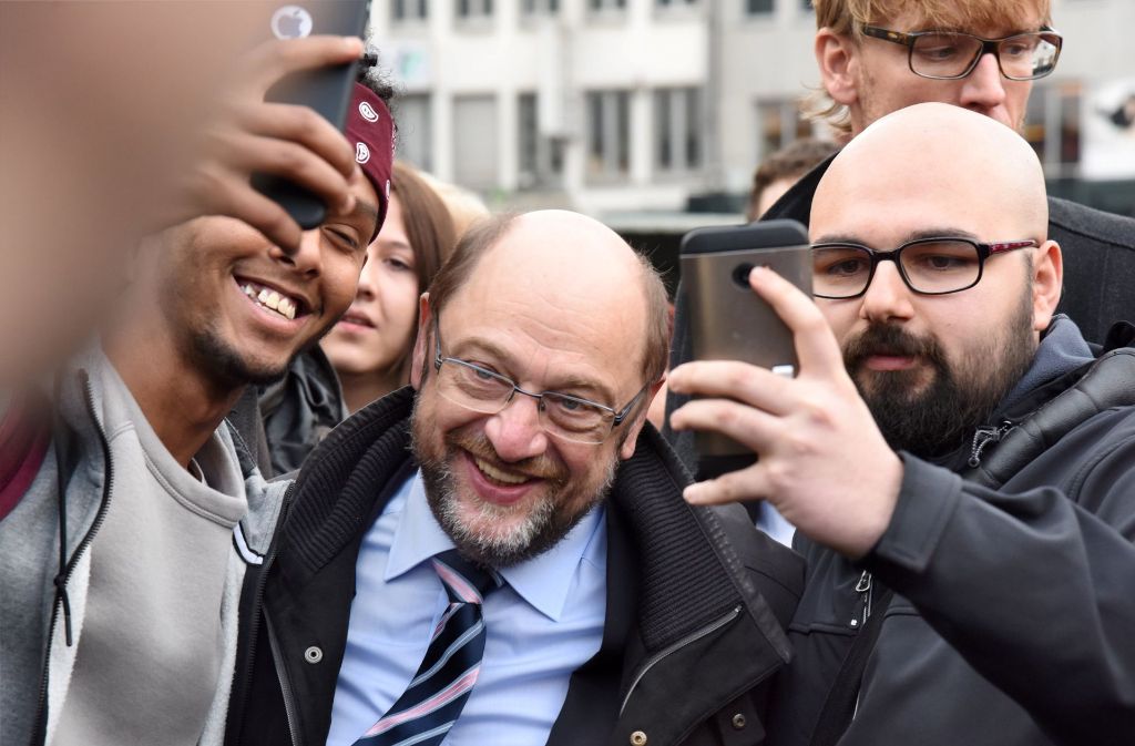 Kanzlerkandidat Martin Schulz ist beliebt. Jetzt kratzen fragwürdige Praktiken an seinem Image. (Archivfoto) Foto: dpa