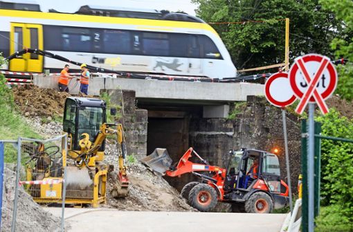 An der schmalen  Unterführung an der Ehninger  Eichendorffstraße  wird nichts verändert. Die Bahn baut lediglich eine neue Brücke. Foto: factum/Weise