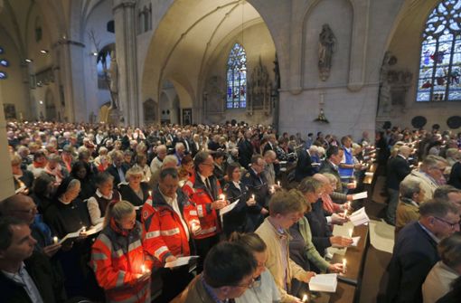 Hunderte Menschen haben sich am Sonntagabend zum Gottesdienst im Paulusdom zu Münster eingefunden. Foto: dpa