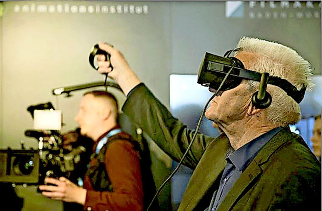 Ministerpräsident Kretschmann malt am Dienstag im haus der Wirtschaft mit einem digitalen Stift in den virtuellen Raum Foto: Lichtgut