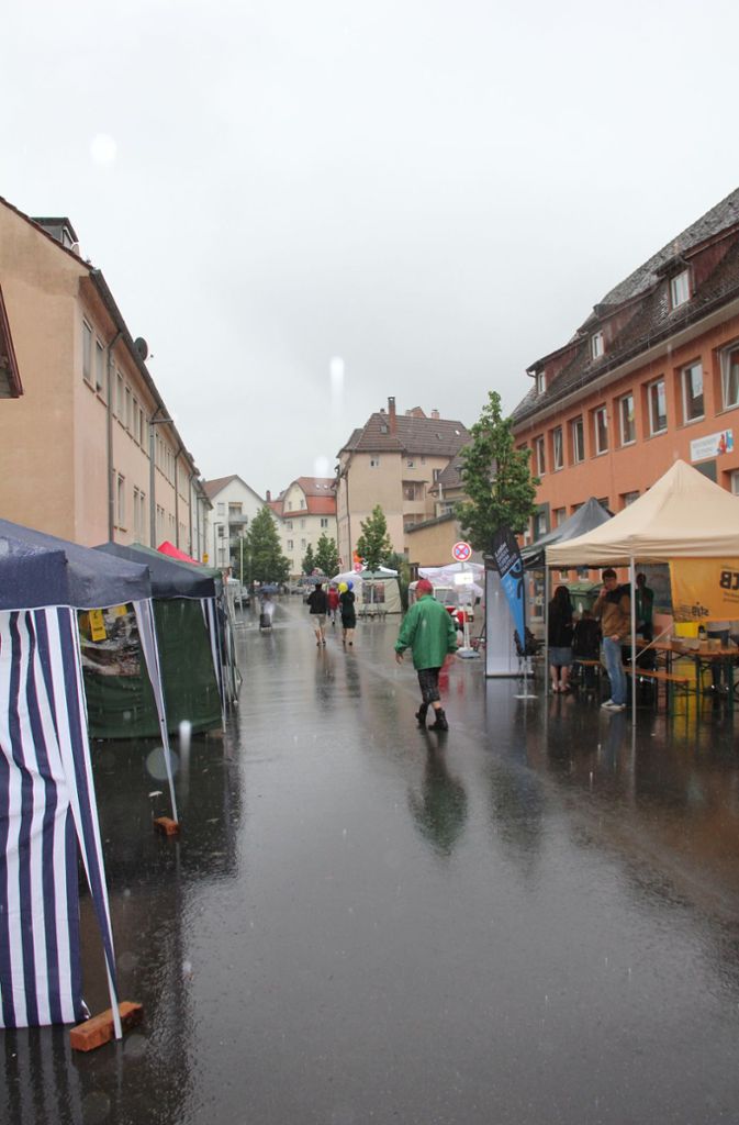 Die Stände in der Griegstraße waren wegen des Regens eher verwaist.