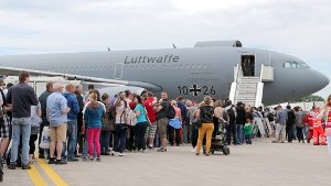 Der Airbus A310 MRTT MedEvac der Bundesluftwaffe - das fliegende Lazarett hat die Luftfahrtschau am 25. Mai 2014 vorzeitig verlassen, um verletzte deutsche Staatsbürger aus Dschibuti zu versorgen. Die Bundesbürger waren bei einem Anschlag verletzt worden. Foto: dpa
