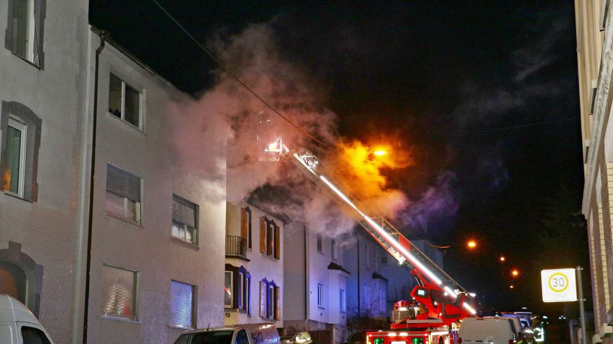 Brand in Zuffenhausen: 19-Jähriger von Rauchmelder geweckt – Feuer zerstört Wohnung