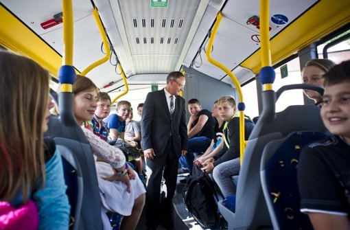 Kultusminister Andreas Stoch mittendrin beim Schulbus-Check Foto: Max Kovalenko