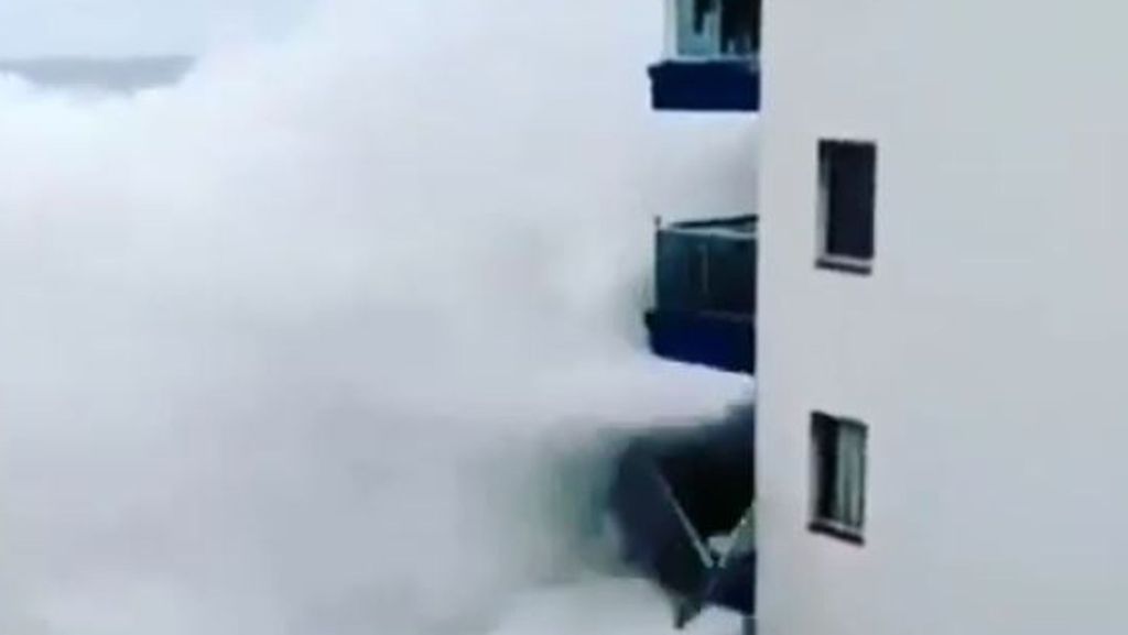 Schwere Unwetter auf Teneriffa: Riesenwellen reißen Balkone ab