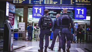 Die Polizei patrouilliert am Stuttgarter Flughafen. Foto: 7aktuell/ MG