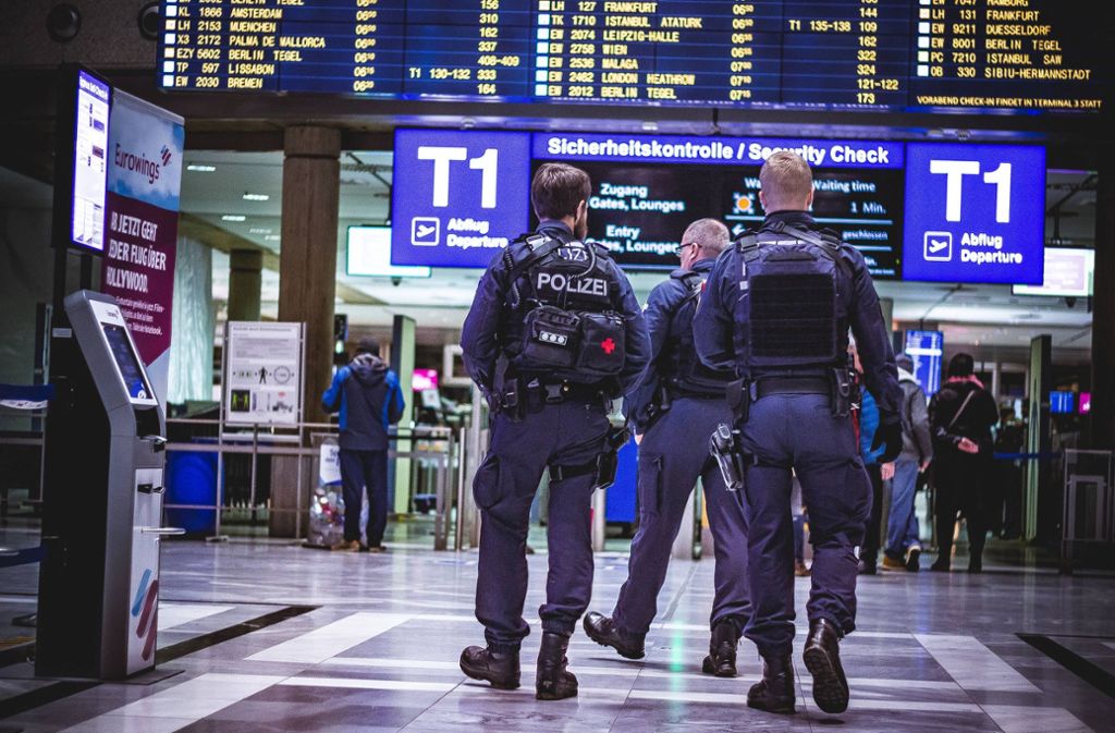 Die Polizei patrouilliert am Stuttgarter Flughafen.