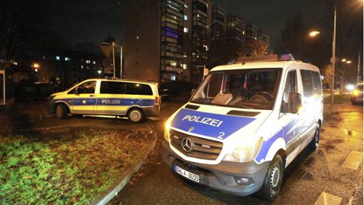 Die Polizei rückte am Mittwochabend zu einem Großeinsatz nach Stuttgart-Rot aus. Foto: 7aktuell.de/Simon Adomat