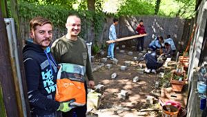 Jonas Stürtz (links) und Stefan Köhler von der Mobilen Jugendarbeit bauen zusammen mit den Jugendlichen eine Terrasse. Foto: Alexandra Kratz