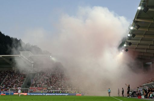 Beim Spiel in Aue hatten VfB-Fans Pyros gezündet. (Archivbild) Foto: Pressefoto Baumann/Cathrin Müller