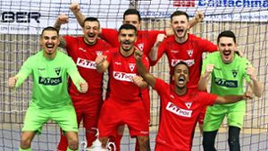Die Landesliga-Kicker des TSV Weilimdorf bejubeln den Turniersieg  beim Hallenzauber in Bernhausen. Foto: Yavuz Dural