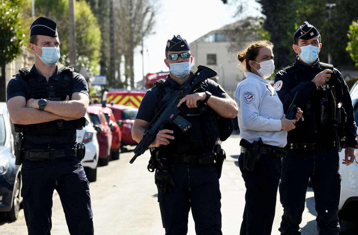 Polizisten sichern den Ort des Terroranschlages in Rambouillet ab. Eine Mitarbeiterin der Polizei wurde dort von einem Islamisten getötet. Foto: AFP/BERTRAND GUAY
