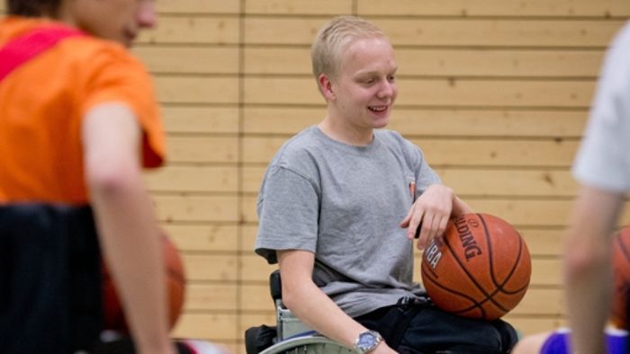 Schüler  lernen Basketball im Rollstuhl