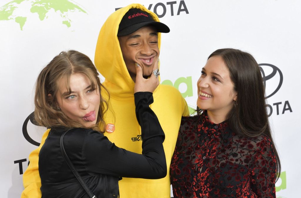 Jaden Smith (Mitte), seine Freundin Odessa Adlon (links) und deren Schwester Rockie Adlon ziehen auf den EMA-Awards Grimassen.