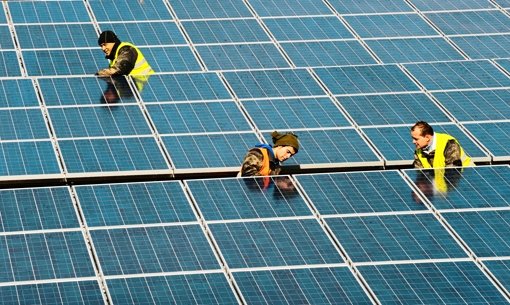 Arbeiter justieren die größte Solaranlage in Freiburg Foto: dapd