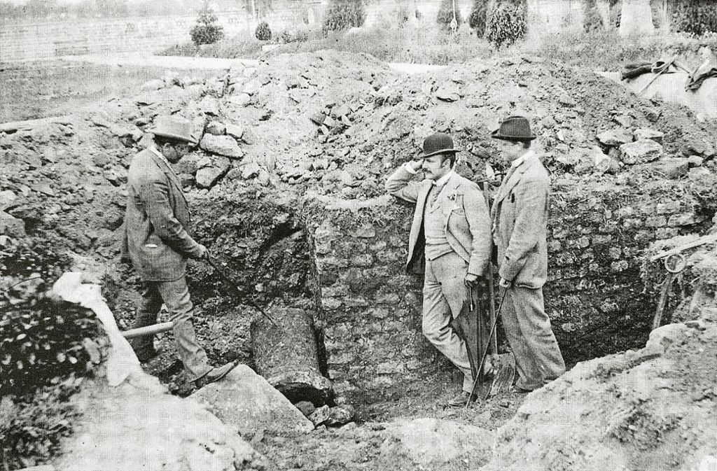 Ernst Kapff (links) mit zwei Mitgliedern der Reichslimeskommission bei der Ausgrabung des Römerkastells 1894 bis 1896.