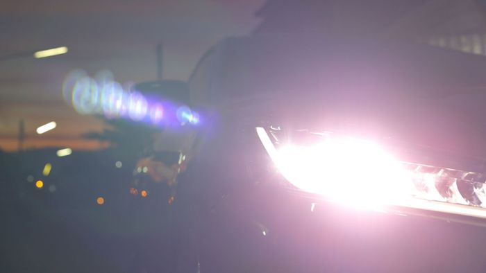 Unbekannter blendet Smart-Fahrer mit Fernlicht