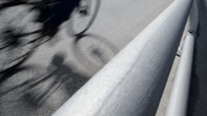 In Schleswig-Holstein war ein 21-Jähriger auf dem Fahrrad auf der Autobahn unterwegs (Symbolbild). Foto: dpa