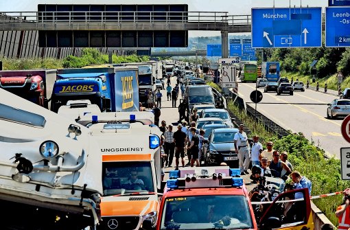 Nach dem schweren Unfall bei Leonberg mit vier Lastwagen und einem Auto war die Autobahn 8 stundenlang blockiert. Foto: 7aktuell/Eyb