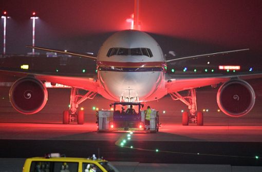 Ein Flugzeug von Meridiana wird auf dem Flughafen aus der Parkposition geschoben. Die Bundesregierung will die Zahl der Abschiebungen nach Afghanistan deutlich erhöhen. Foto: dpa