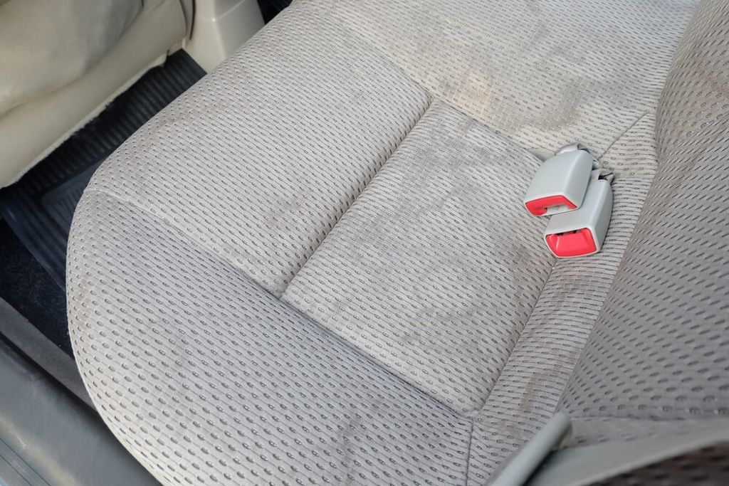 Wasserflecken von Autositzen entfernen (4 Methoden)