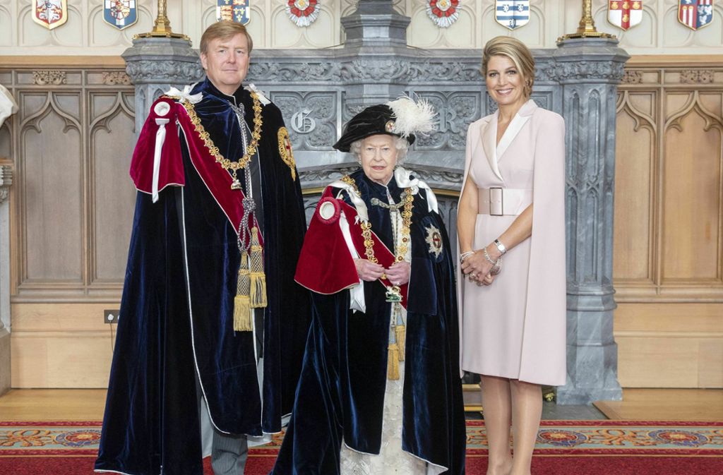 Neues Mitglied des Hosenbandordens: König Willem-Alexander der Niederlande mit seiner Frau Königin Máxima (rechts) und der britischen Queen Elizabeth II. Foto: AP