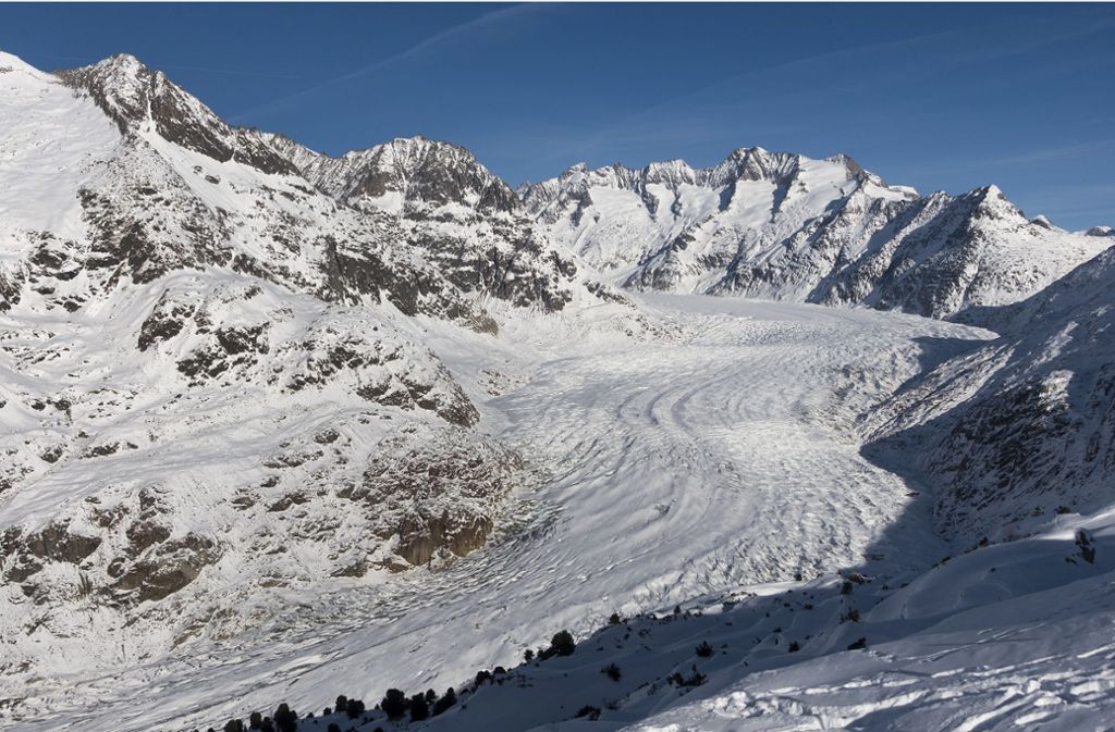 Blick auf den Aletschgletscher. Der größte Gletscher der Alpen, der Aletsch in der Schweiz, droht wegen des Klimawandels bis Ende des Jahrhunderts auf ein paar Eisfelder zusammenzuschrumpfen. Foto: Georgios Kefalas/Keystone/dpa